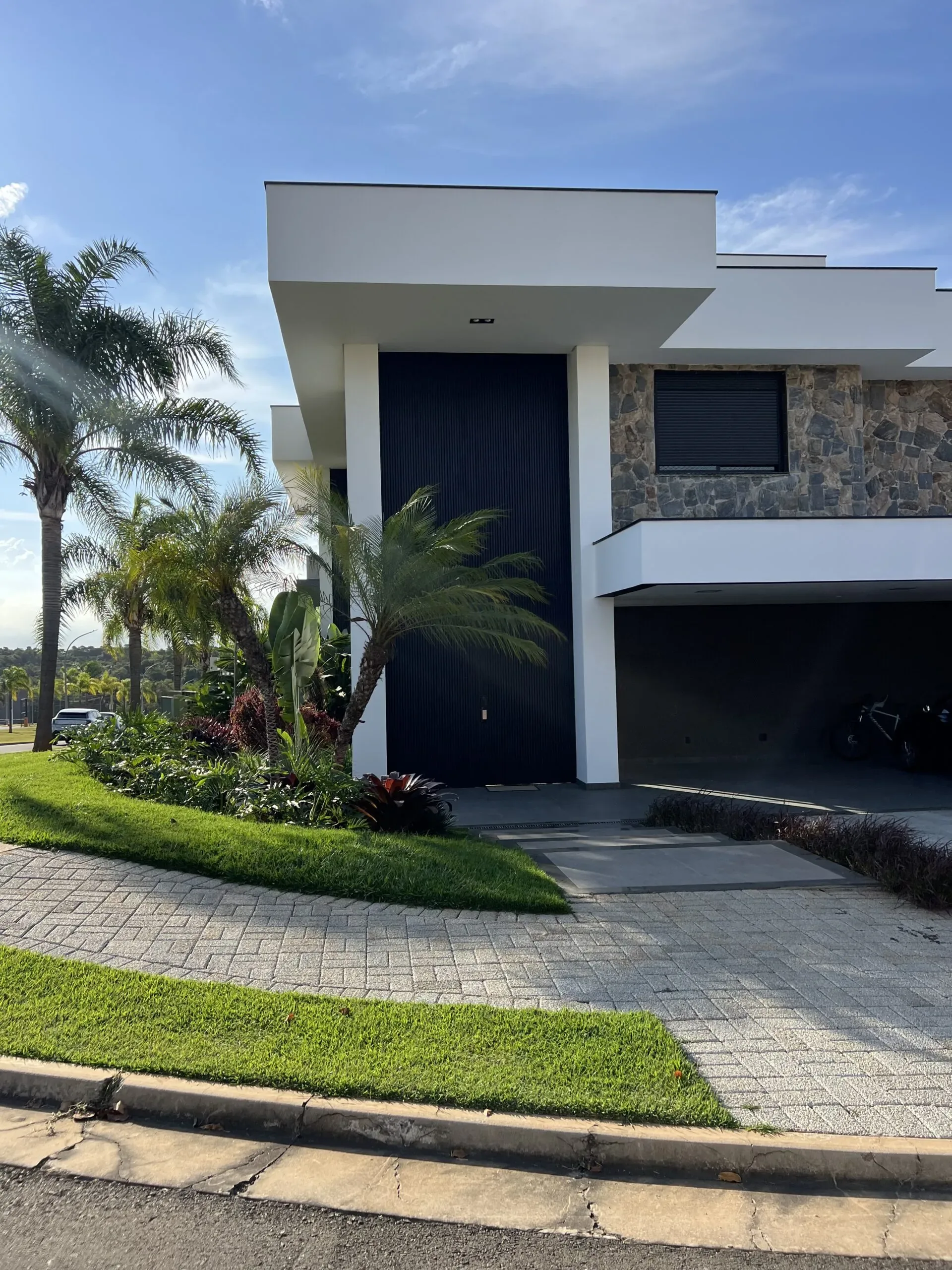 Portas de enrolar metálicas marrons em fachada residencial